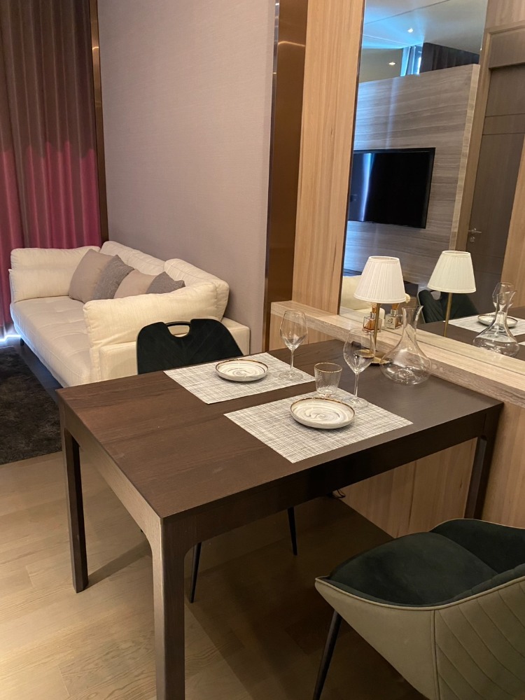 For SaleCondoRama9, Petchburi, RCA : The Esse at siggha Complex, urgent sale 13,500,000 baht, high floor, cheapest in the building, with tenants, 40,000 baht per month.