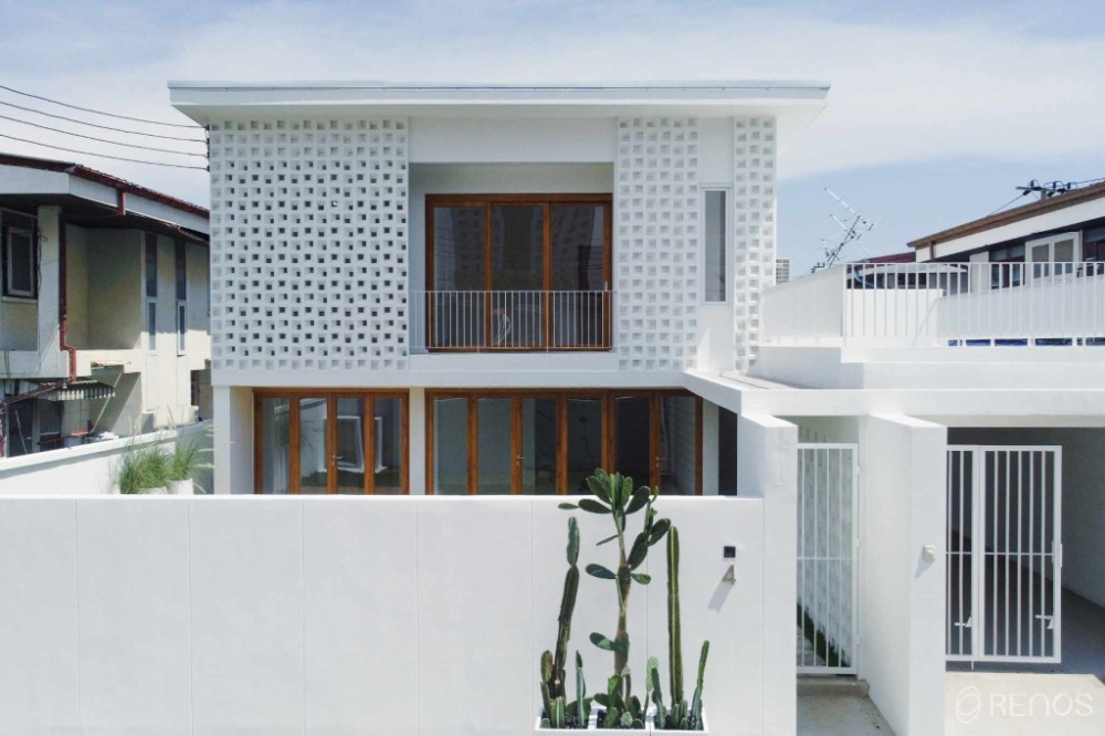 For SaleHouseRama9, Petchburi, RCA : Renos 1, a newly renovated single house in the heart of Rama 9 Soi 43, Intersection 6. A good location like this is worth it!