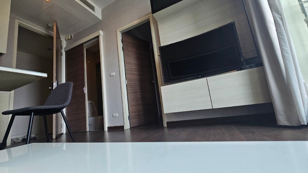 For RentCondoRama9, Petchburi, RCA : 🏢 Q Asoke 🛏️Beautiful room ✨Many rooms 🌐 Good location📍High floor 🌤️Beautiful view 🛋️Fully furnished 📺Fully furnished appliances (special price)