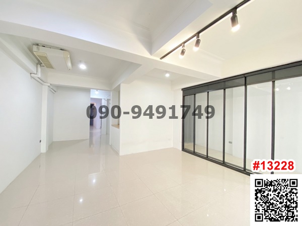 For RentHome OfficeSukhumvit, Asoke, Thonglor : For rent: 1st floor, entire floor, Soi Ekkamai 10, near BTS Ekkamai