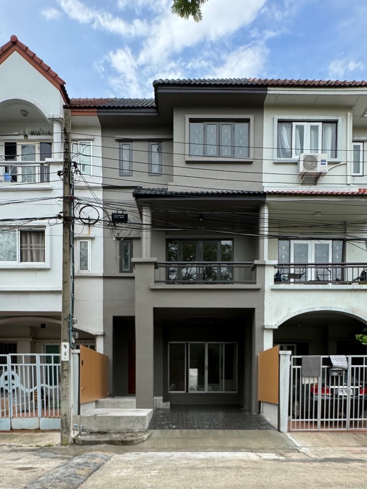 For RentTownhomeKaset Nawamin,Ladplakao : Townhouse/home office for rent, split-level, Private Villa Village, Nawamin 135, near MRT Pink Line and Lotus Sukhapiban 1