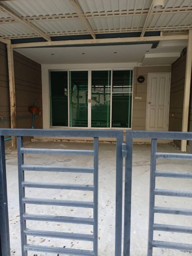 For RentTownhomeRathburana, Suksawat : Townhome for rent, Town Plus Pracha Uthit, near Big C Pracha Uthit, only 2 minutes away.