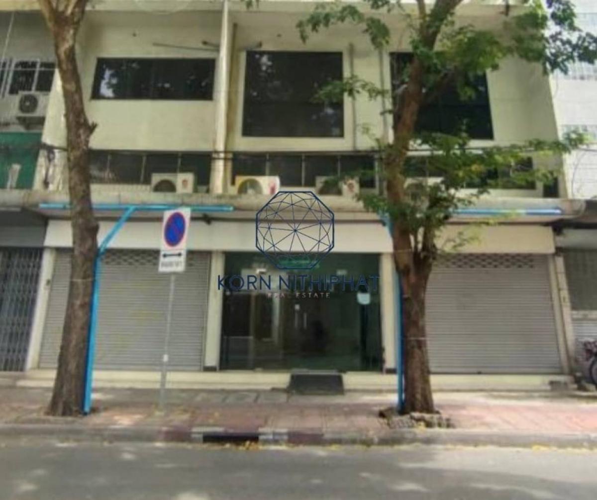 For RentShop HouseSiam Paragon ,Chulalongkorn,Samyan : For rent: Commercial building, 3 shophouses, 6 floors (can be attached to the elevator), Si Phraya - Sam Yan Road, near Chula, near MRT Sam Yan Station 200 meters, suitable for spas, massage shops, onsen, hostels, cafes, bakeries, food delivery restaurant
