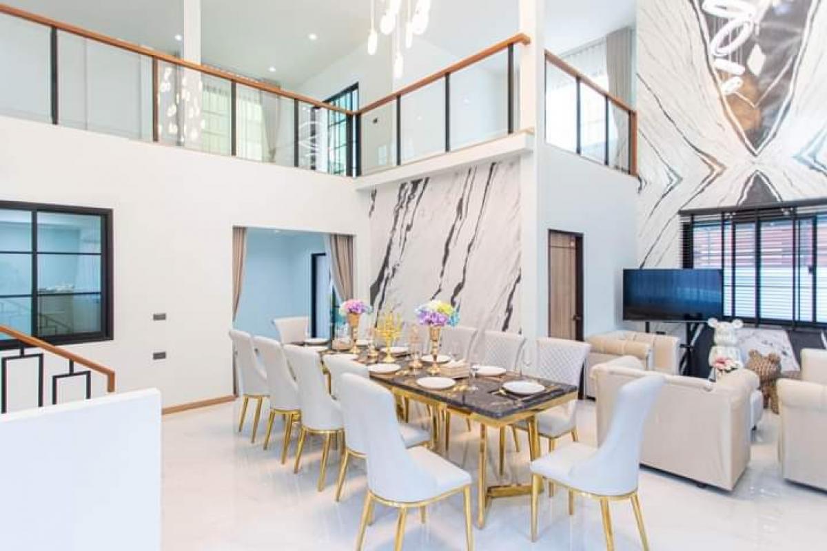 For RentHouseRatchadapisek, Huaikwang, Suttisan : 🔥🔥250,000฿🔥🔥Luxury single house, Huai Khwang location N 𝐋𝐮𝐱𝐮𝐫𝐲 𝐒𝐢𝐧𝐠𝐥𝐞 𝐇𝐨𝐮𝐬𝐞 𝐢𝐧 𝐇𝐮𝐚𝐢𝐤𝐰𝐚𝐧𝐠 (4 bedrooms, 1 tea room, 2 living rooms, 3 bathrooms, 500 sq m house) New house ready to rent, near MRT Huai Khwang, interested, contact LINE to make an appointment t