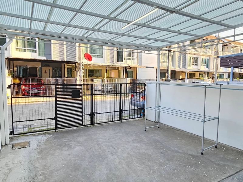 For RentTownhomePattanakan, Srinakarin : Townhouse for rent, 3 floors, Baan Mai Rama 9-Srinakarin project, with furniture and electrical appliances, ready to move in with just your bags.