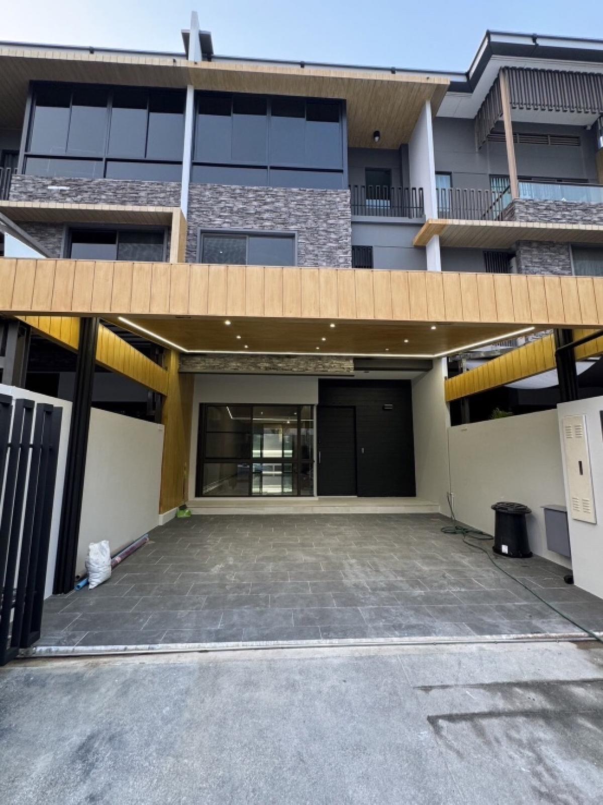 For RentTownhomeKaset Nawamin,Ladplakao : 📢👇 Townhouse at The Landmark Ekkamai-Ramintra, 3 floors, beautifully decorated, convenient to travel on many routes, near Central Eastville