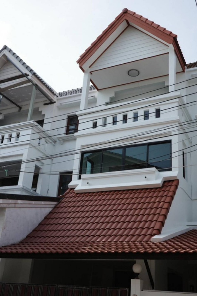For RentTownhomeSamut Prakan,Samrong : Townhouse for rent, Samrong-Theparak area, near BTS Pu Chao, only 3 minutes away.