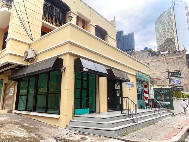 For RentRetail SpaceSukhumvit, Asoke, Thonglor : HR1960 Space for rent, size 15 sq m., Soi Sukhumvit 23, near MRT Sukhumvit, suitable for nail salon, beauty salon, coffee shop, drugstore.