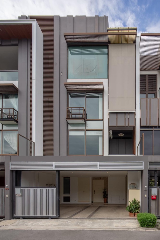 ขายทาวน์โฮมอ่อนนุช อุดมสุข : Residence 65 townhome for sale near BTS Ekkamai and BTS Phra Khanong