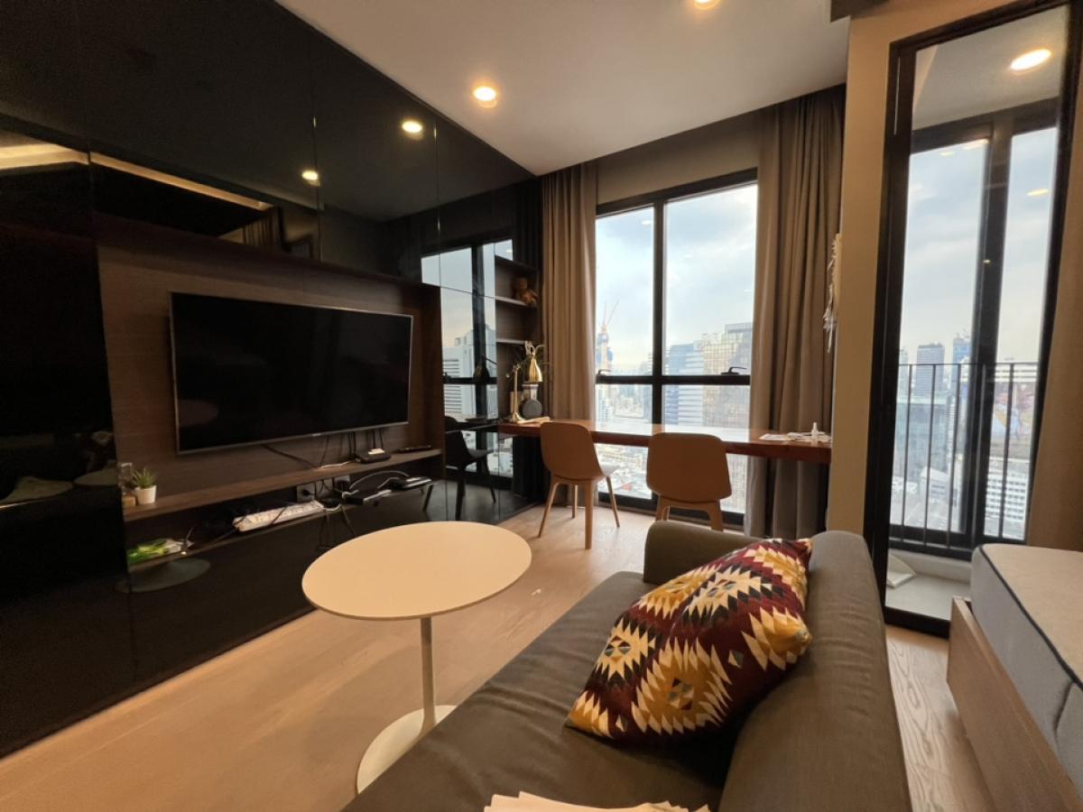 Ashton Chula Silom, high floor, beautiful room, size 32.5 square meters, built-in furniture, complete electrical appliances, 1 bedroom, 1 bathroom, has a work desk, call 0614162636 Loading...