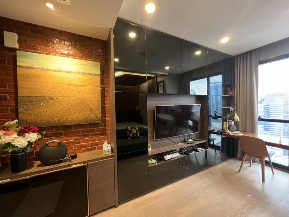 Ashton Chula Silom, high floor, beautiful room, size 32.5 square meters, built-in furniture, complete electrical appliances, 1 bedroom, 1 bathroom, has a work desk, call 0614162636 Loading...