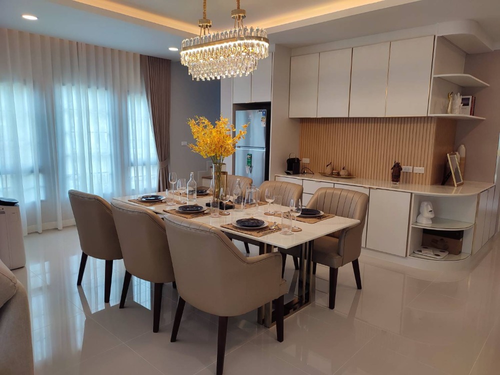 ให้เช่าบ้านบางนา แบริ่ง ลาซาล : For Rent: Detached House, Centro Bangna, 4 Bedrooms /5 Bathrooms *Fully Furnished /Corner Unit* Ready to move in