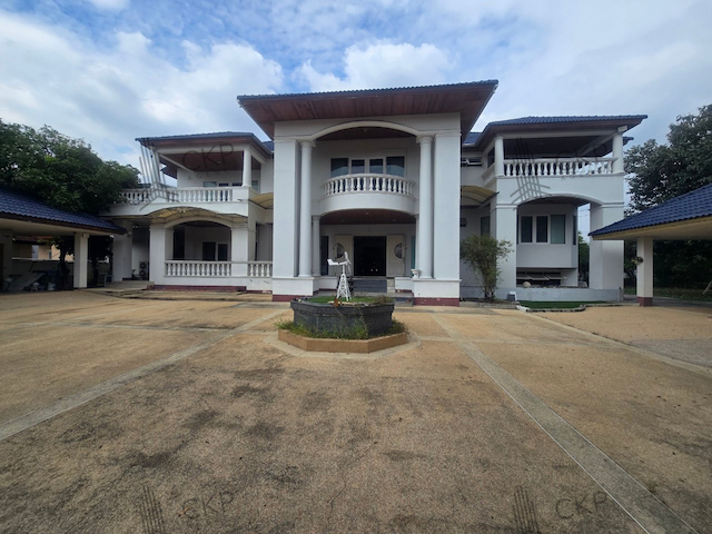 For SaleHouseEakachai, Bang Bon : Corner house, Ekachai Orchid Garden, size 500 sq.w., lots of usable space with a garden on the side of the house, garage can park 8 cars.