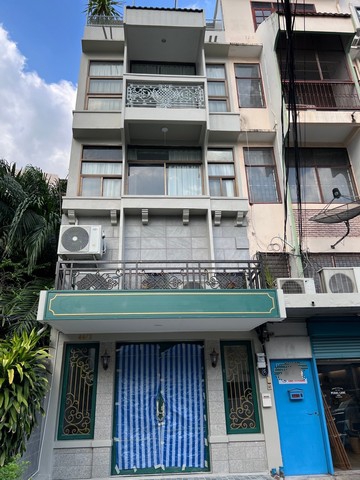 For RentShop HouseSukhumvit, Asoke, Thonglor : HR1982 4-storey building for rent in Thonglor area, only 300 meters from BTS Thonglor, suitable for living, can be used as Airbnb