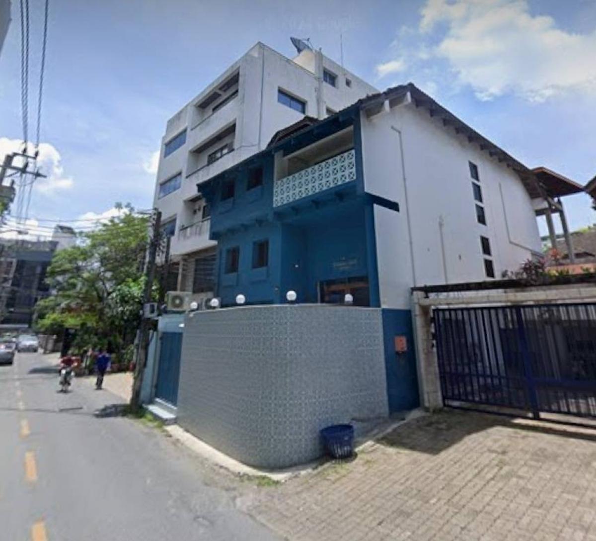 For SaleTownhomeSukhumvit, Asoke, Thonglor : 3-storey house for sale in Sukhumvit 49 ❗️🔥❗️Near Samitivej Hospital 3 storey house for Sale in Sukhumvit 49 3 and a half storey house on Sukhumvit Soi 49 Usable area: 400+ sq.m. 400+ sq.m. 4 bedrooms, 3 bathrooms, 3 beds, 3 baths Parking in the house for