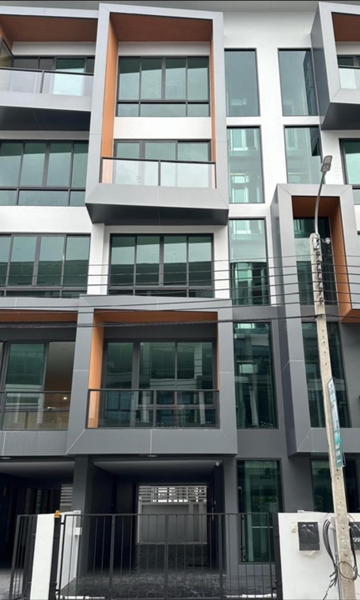 For RentShop HousePattanakan, Srinakarin : Rent a commercial building. Business Town is suitable for clinic, Wellness, Chinese medicine, located in Bangkok, Athletics - Rama 9, Bangkok. 3 car parks and central