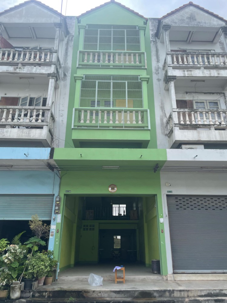 For RentShop HouseRatchaburi : 🩷🌈For rent🧸🌳 Ratchaburi Province (Soi Montree Suriyawong 3) Commercial building, 3-storey shophouse 🌷 🧸Area size 21 sq m. 3 open floors, no partitions, 4 bathrooms, with roof terrace, price 9,000 baht