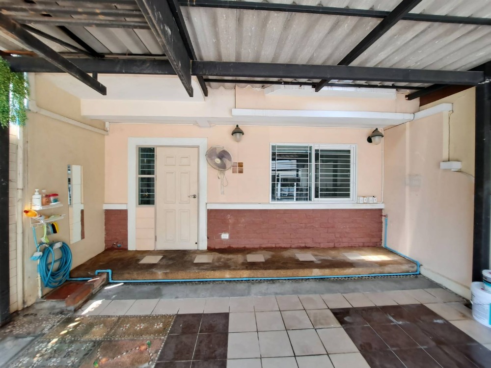 For RentTownhomeSamut Prakan,Samrong : Conveniently located near the Yellow Line MRT, Sri Dan Station.