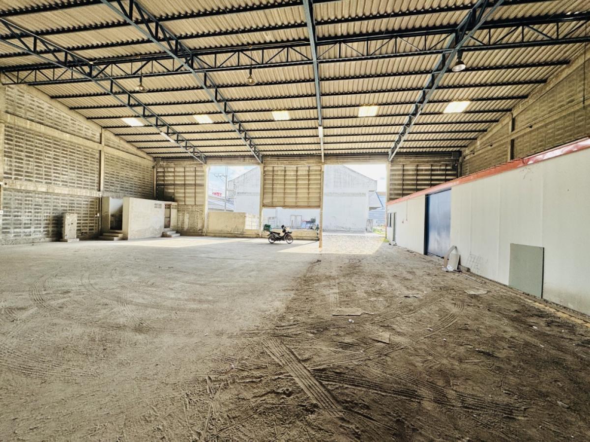 ให้เช่าโกดังสมุทรปราการ สำโรง : ให้เช่า พื้นที่เก็บของ 1,200 ตร.ม. เช่าเพียง 80บาท/ตร.ม. ติดถนนใหญ่ มีที่จอดรถ ถ.เทพารักษ์ เพียง 15นาที ถึงใจกลางโซนศรีนครินทร์ ใกล้รถไฟฟ้าBTSสายสีเหลือง  ติดถนนใหญ่เทพารักษ์