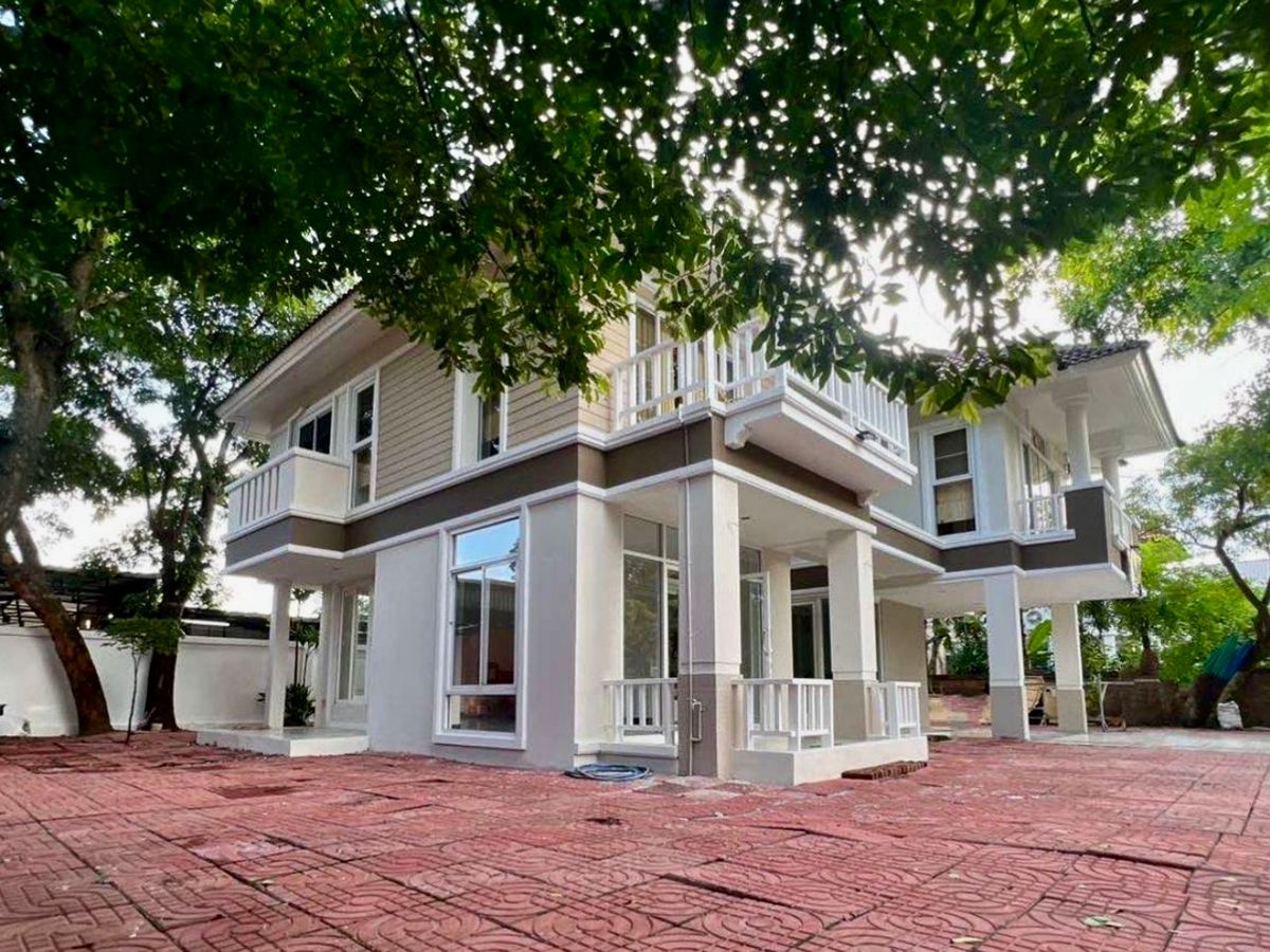 For RentHouseSamut Prakan,Samrong : **🏡 For Rent: Detached House at Flora Ville Srinakarin 🏡**   Two-story detached house with 3 bedrooms and 3 bathrooms, offering spacious living space right on Srinakarin Road.