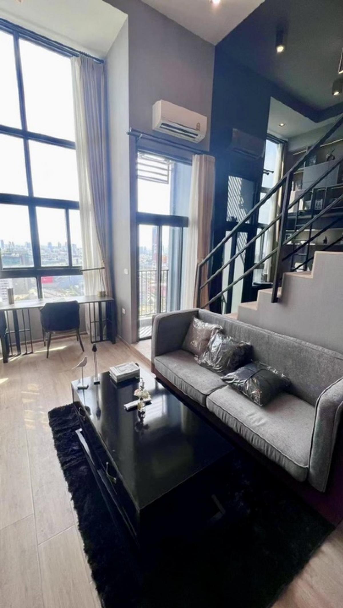 For RentCondoRama9, Petchburi, RCA : 💫❤️Very beautiful room, loft style for rent, 2-story open ceiling, ready to move in immediately, Ideo Rama 9 Asoke, high floor, beautiful room, can carry the bag and move in immediately. Interested, make an appointment to see urgently.