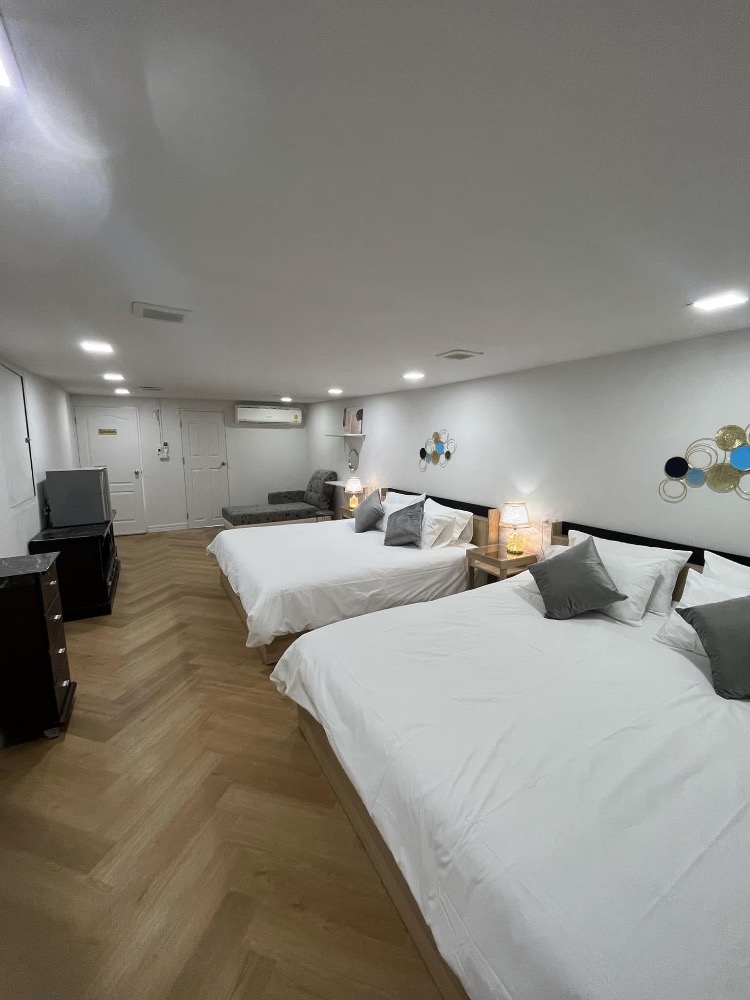 For RentShop HouseRatchadapisek, Huaikwang, Suttisan : Commercial building for rent, 5 floors, near Mengjai intersection, in the city center, can be used for many businesses.