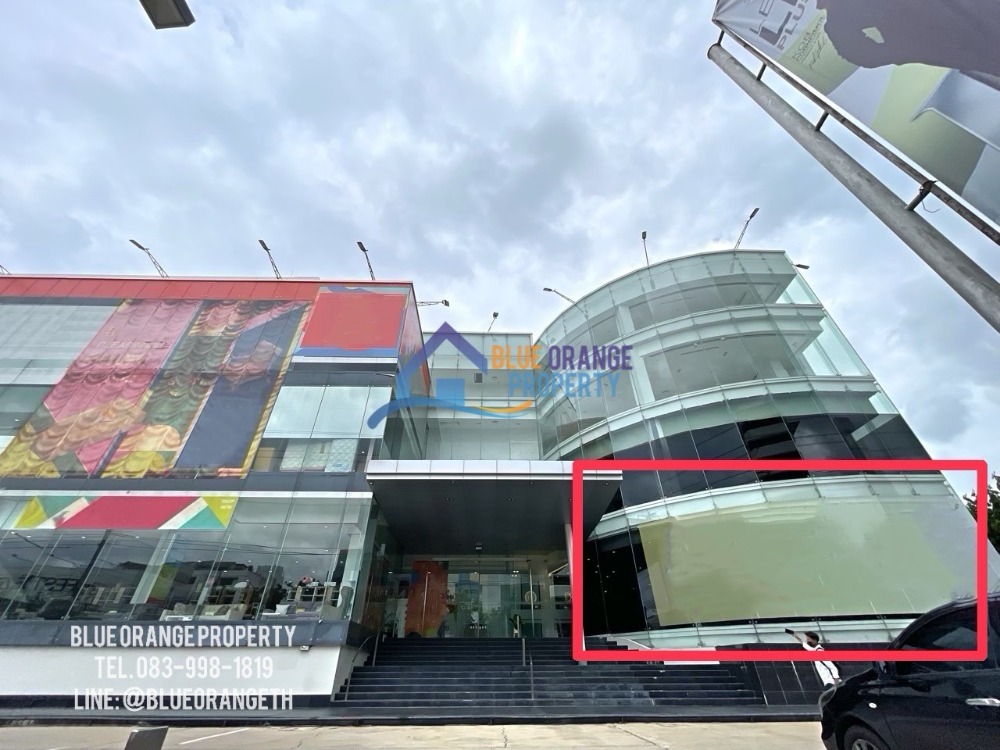 For RentShowroomRatchadapisek, Huaikwang, Suttisan : Commercial space next to the main road for rent, Ratchada (Sutthisan MRT 5 mins walk)