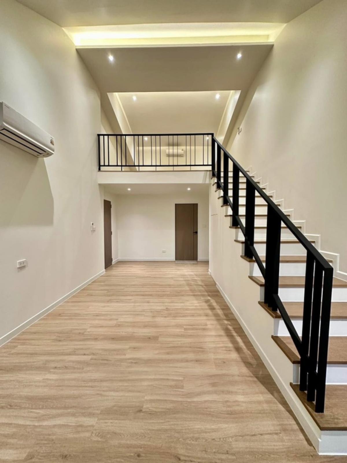 𝙋𝙧𝙞𝙫𝙖𝙩𝙚 𝙇𝙪𝙭𝙪𝙧𝙮 𝙃𝙤𝙪𝙨𝙚 💫ทำเลสุขุมวิท 71 (ปรีดี 42) บ้านอยู่ในหมู่บ้านเงียบสงบ Loading...