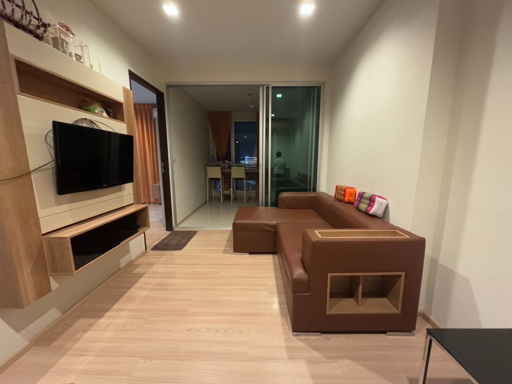 ให้เช่าคอนโดสาทร นราธิวาส : ว่างให้เช่า Rhythm Sathorn วิวแม่น้ำ ห้องใหญ่ ใกล้ bts สะพานตากสิน