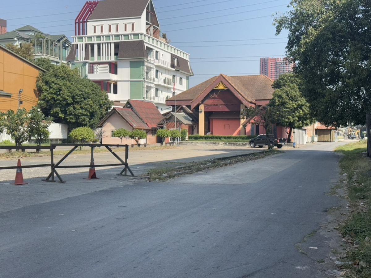 ให้เช่าร้านค้า/ตลาดนัดพัฒนาการ ศรีนครินทร์ : ปล่อยเช่า ร้านอาหาร บนที่ดิน 2 ไร่ ที่จอดรถเยอะมาก ถนนพัฒนาการ สุขุมวิท ใกล้ RCA, เอกมัย, ทองหล่อ และทางด่วน พระราม 9