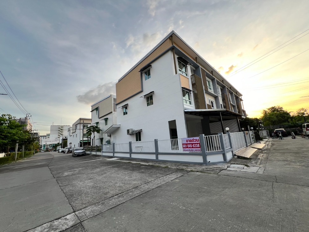 For SaleTownhomeBangna, Bearing, Lasalle : For sale: The Rich Biz Home Sukhumvit 105, 3-storey corner townhouse