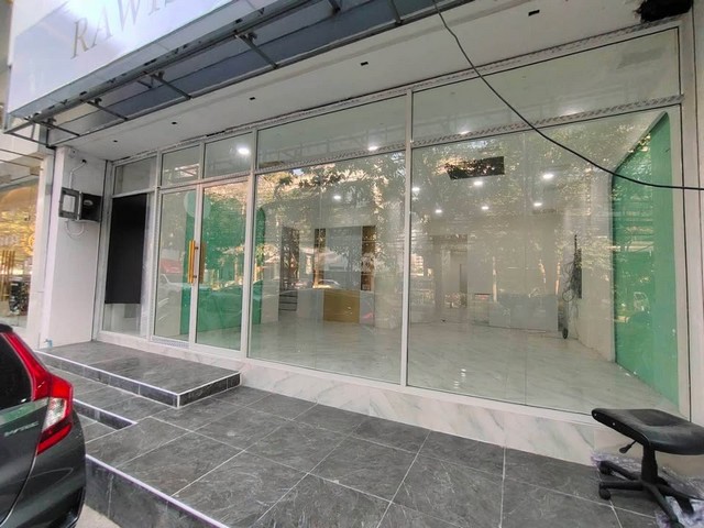 For RentRetail SpaceRatchadapisek, Huaikwang, Suttisan : HR2137 for rent only on the 1st floor, 80 square meters, Inthamara area, near MRT Sutthisan.