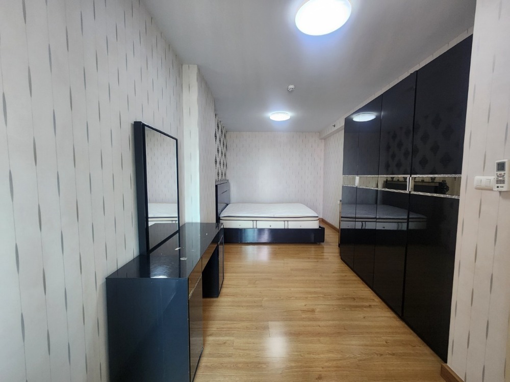 Selling below market price!!! Supalai Park Ratchayothin Condo, near the BTS, convenient transportation Loading...