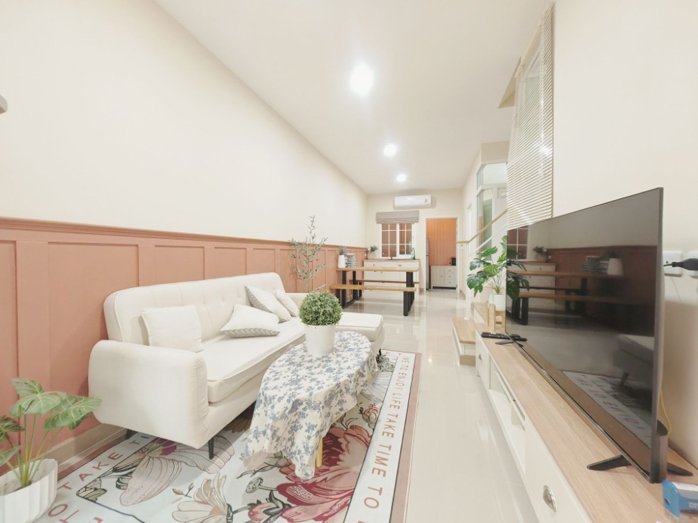 ให้เช่าทาวน์โฮมปทุมธานี รังสิต ธรรมศาสตร์ : ให้เช่า ทาวน์โฮม 800 เมตร (5 นาที)จากฟิวเจอร์พาร์ค รังสิต และ 15 นาทีจาก ม.กรุงเทพ (รังสิต) แอร์ 4 เครื่อง เฟอร์นิเจอร์ครบพร้อมอยู่