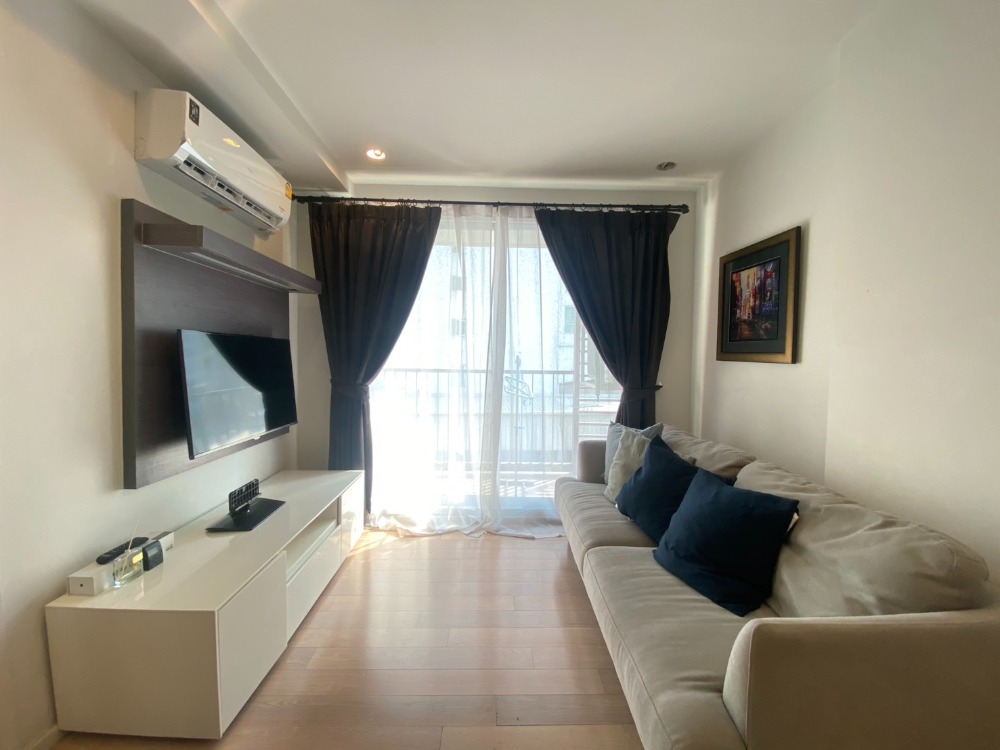ขาย คอนโด 15 สุขุมวิท เรสซิเด็นซ์ ( 15 Sukhumvit Residences ) ใกล้รถไฟฟ้า BTS สถานีนานา และสถานีอโศก เพียง 600 เมตรเท่านั้น Loading...