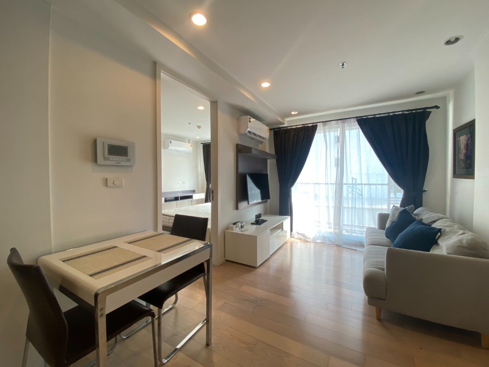 ขาย คอนโด 15 สุขุมวิท เรสซิเด็นซ์ ( 15 Sukhumvit Residences ) ใกล้รถไฟฟ้า BTS สถานีนานา และสถานีอโศก เพียง 600 เมตรเท่านั้น Loading...