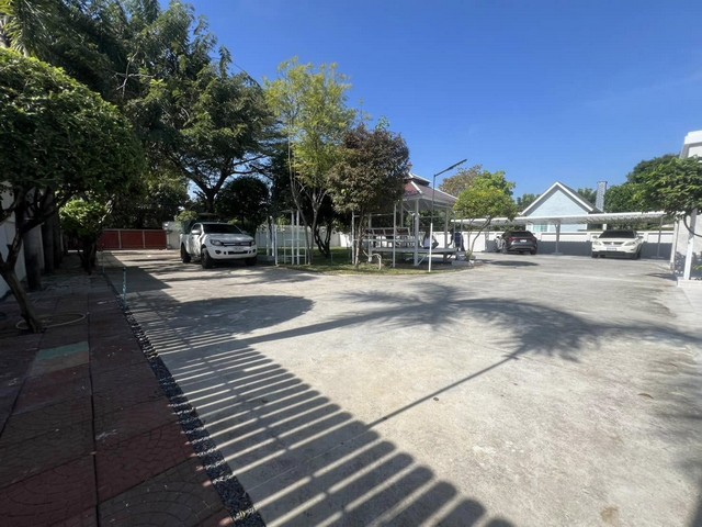 RP220 ให้เช่าอาคารชั้นเดียว 7 ห้องนอน 6 ห้องน้ำ 4 living rooms 15 ที่จอดรถ ศรีด่าน 22 ถนนศรีนครินทร์ เหมาะทำออฟฟิศ Loading...