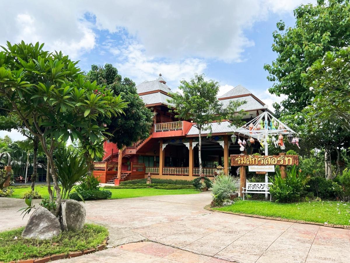 ให้เช่ากิจการโรงแรม & กิจการอพาร์ตเมนต์เชียงใหม่ : 🌿 เช่า/ขายกิจการรีสอร์ทสไตล์ล้านนา✨ ทำเลทอง ใกล้พืชสวนโลกและไนท์ซาฟารี📍 ที่ตั้ง เดินทางสะดวก เพียง 10 นาทีจากสนามบินเชียงใหม่ และใกล้วัดพระเจ้าทันใจ 📍 ทำเลศักยภาพ ใกล้แหล่งท่องเที่ยวสำคัญของเชียงใหม่🌳 พื้นที่รวมกว่า 3 ไร่ 3 งาน 30 ตารางวา🏡 รีสอร์ทไม้สักแท