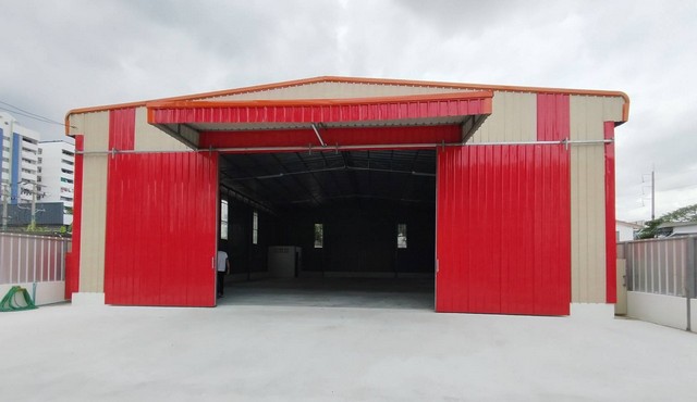 For RentWarehouseNawamin, Ramindra : HR2205, new warehouse for rent, 2 warehouses, Sukhaphiban 5 Road, near the Wongsakorn market. Convenient transportation near the expressway