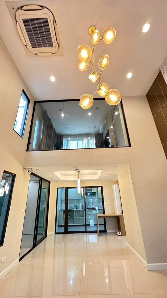 For SaleTownhomePattanakan, Srinakarin : Twin house for rent, Patio Rama 9, land development 29.1 meters, 4 bedrooms, high ceilings