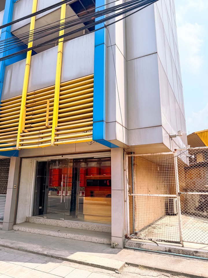 ให้เช่าอาคารพาณิชย์วงเวียนใหญ่ เจริญนคร : ให้เช่าตึกแถว 4 ชั้นครึ่ง 4ห้องนอน 4ห้องน้ำ ทำออฟฟิศได้ มีที่จอดรถ ติดถนนใหญ่และ รถไฟฟ้า BTS วงเวียนใหญ่