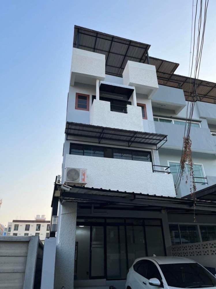 For RentHome OfficeBangna, Bearing, Lasalle : 4-storey home office for rent in and out of 4 ways, 4-storey commercial building, 1 rim, 22 square wah, 4 bedrooms, 3 bathrooms, 1 kitchen, a 4th floor deck.