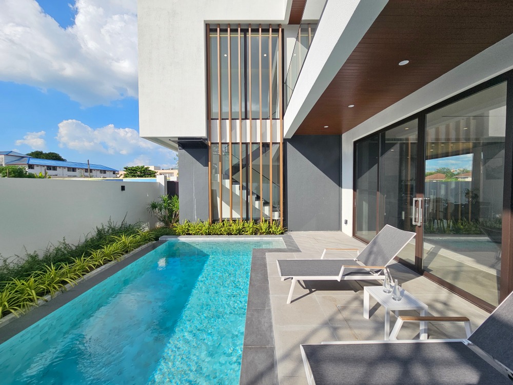 ขายบ้านพัทยา บางแสน ชลบุรี สัตหีบ : บ้านเดี่ยวพร้อมสระว่ายน้ำ กลางใจเมือง ผสาน ลักชัวรี่ และโมเดิร์นไว้อย่างลงตัว พัทยากลาง ใกล้ชายหาด ห้างสรรพสินค้าฯ เซ็นทรัล เฟสติวัล