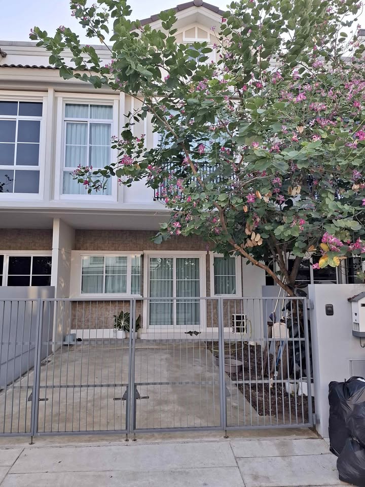 For RentTownhomeSamut Prakan,Samrong : Rent a new Townhome 2 layers (new, almost never lived), 2 bedrooms, 2 bathrooms, 3 air conditioners, full furniture