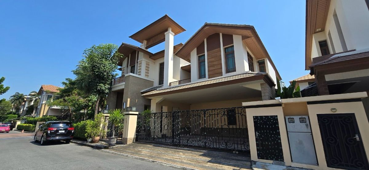 HouseSukhumvit, Asoke, Thonglor : Luxury houses in exclusive private compound, Close to BTS - Sukhumvit ** No Co-Agent ** 高端私人别墅园区的豪华住宅，靠近素坤逸BTS。不接受中介合作