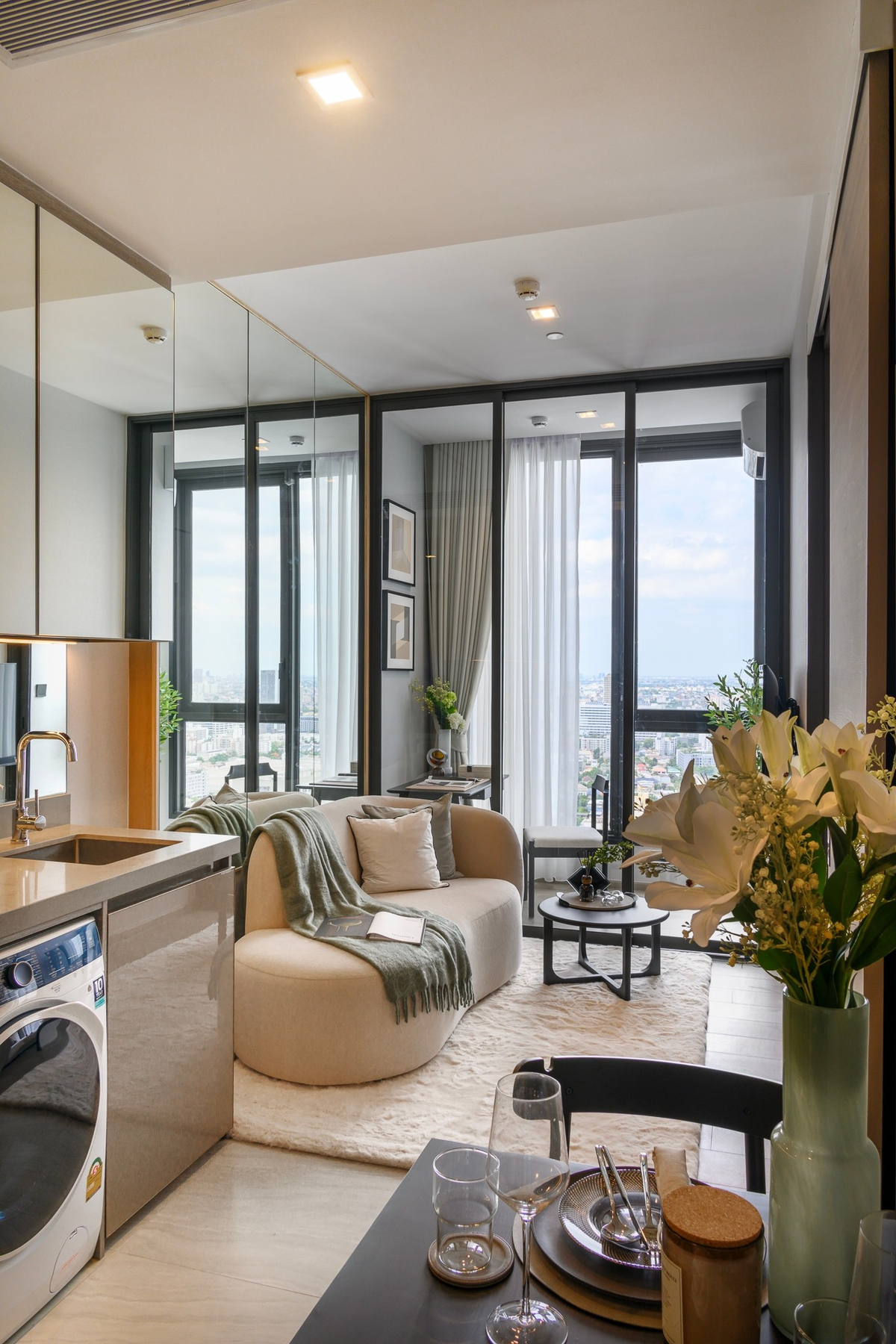 For RentCondoLadprao, Central Ladprao : Luxury Condo, in the middle of the Lat Phrao Intersection, Sky Walk to BTS 20M near the Mall.  Central Ladprao is ready to rent.