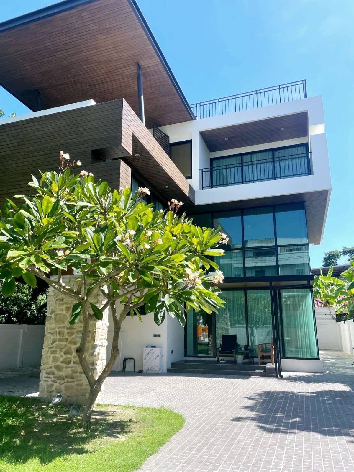 ให้เช่าบ้านรัชดา ห้วยขวาง : 📣ว่างพร้อมอยู่✨บ้านเดี่ยวห้วยขวางให้เช่า ซ.รัชดา18  5นอน 4ห้องน้ำ + ห้องแม่บ้าน 1 ห้อง … 300 sq.m.  เฟอร์ครบ เลี้ยงสัตว์ได้ เนื้อที่รวม 122 ตรว. จอดรถได้ 6 คัน.. 🚗