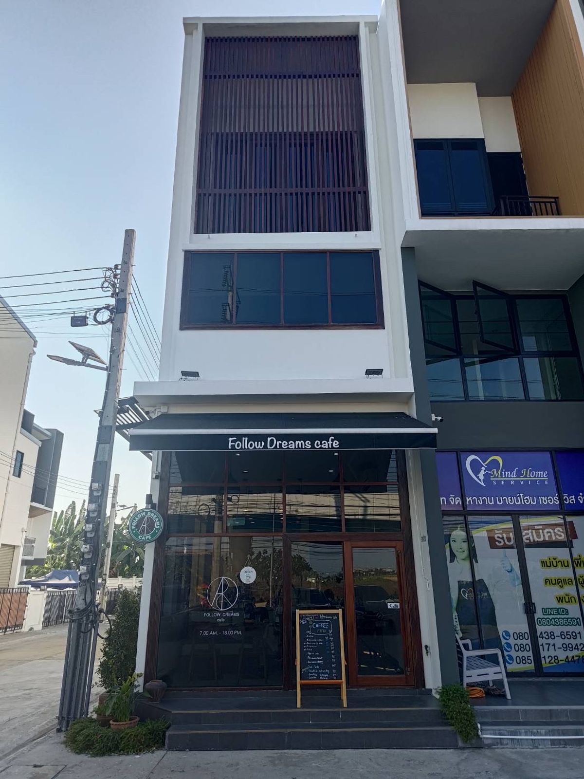 ขายร้านค้า/ตลาดนัดมีนบุรี-ร่มเกล้า : ขายอาคารพาณิชย์3ชั้น โครงการ M Town Pride Suwintawong-Nongchok (เอ็ม ทาวน์ ไพรด์ สุวินทวงศ์-หนองจอก) พร้อมกิจการคาเฟ่ แยกลำผักชี เข้าถนนเชื่อมสัมพันธ์ ขนาด 16.90 ตร.ว. พื้นที่ใช้สอย 168.00 ตร.ม. บิ้วอินทั้งตึก ไม้อย่างดี อุปกรณ์ทำกาแฟและขนมครบ ราคา 12,500