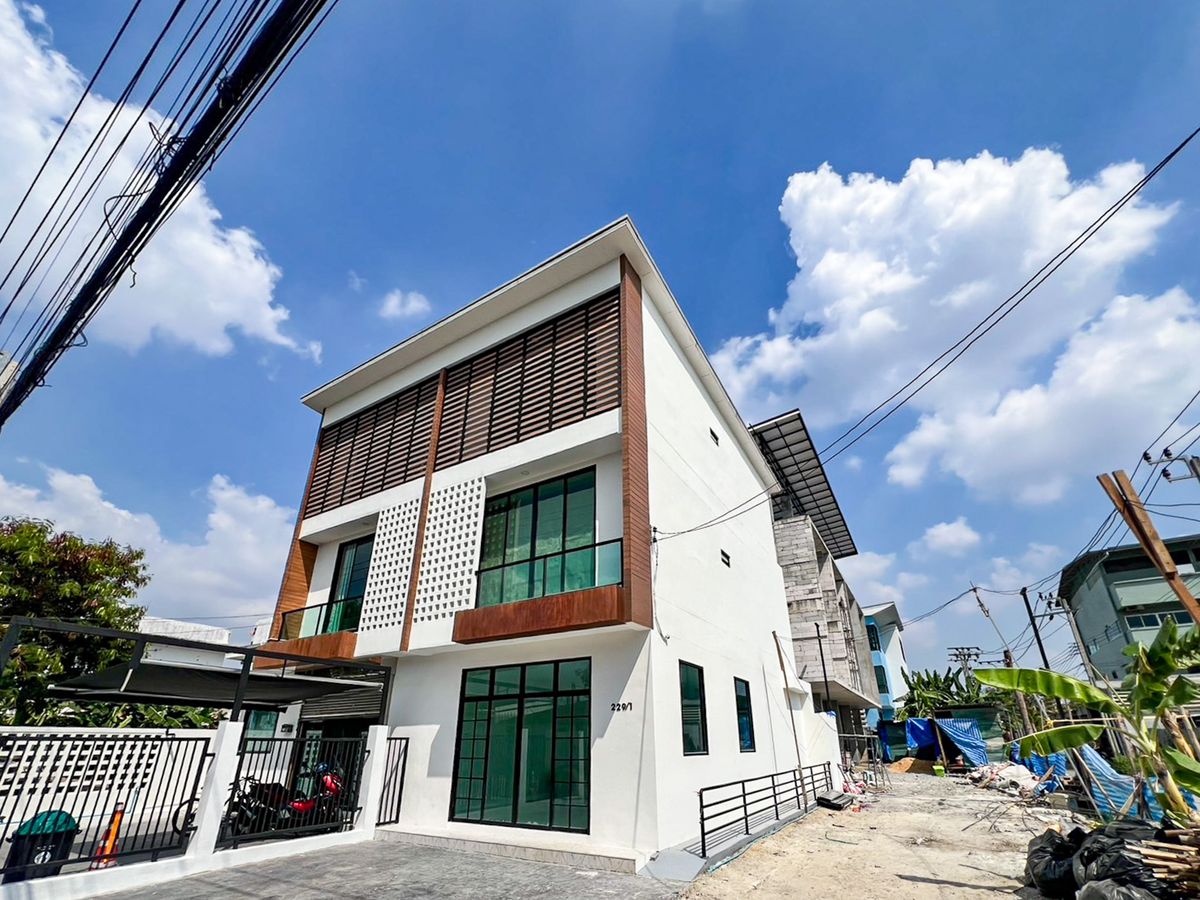 For SaleTownhomeVipawadee, Don Mueang, Lak Si : 📍 Release the 3 -storey townhome, Soi Chaeng Watthana 6, near MRT, Phra Nakhon Rajabhat, only 6.3 million after the big corner. High ceilings