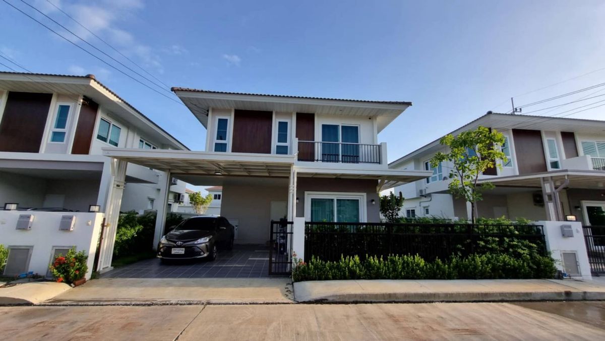 ขายบ้านสมุทรปราการ สำโรง : บ้านเดี่ยวใกล้สวน พื้นที่รอบบ้านเยอะ ไม่แออัด เฟอร์นิเจอร์ครบ มีห้องนอนล่างรับรองแขก/ผู้สูงอายุ 2 จอด ต่อเติมโรงรถและครัวพร้อมเข้าอยู่